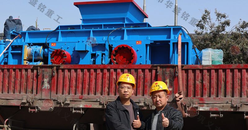 鵝卵石制砂用什么破碎機？推薦對輥機價格不貴還耐用